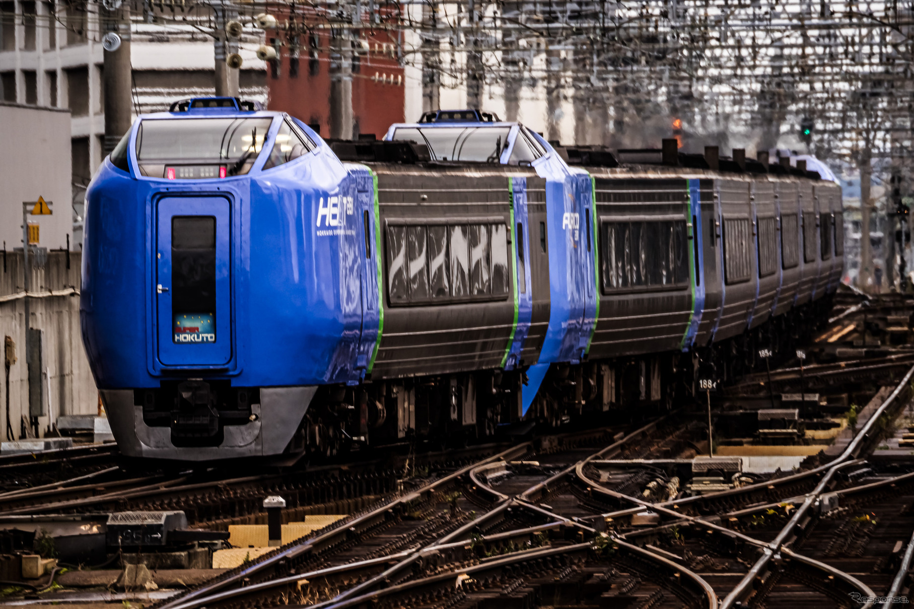 札幌駅を発車した函館行き9098D『スーパー北斗』。先頭車の復刻ロゴ（HEAT281）と現行ロゴ（furico281）の違いがおもしろい。