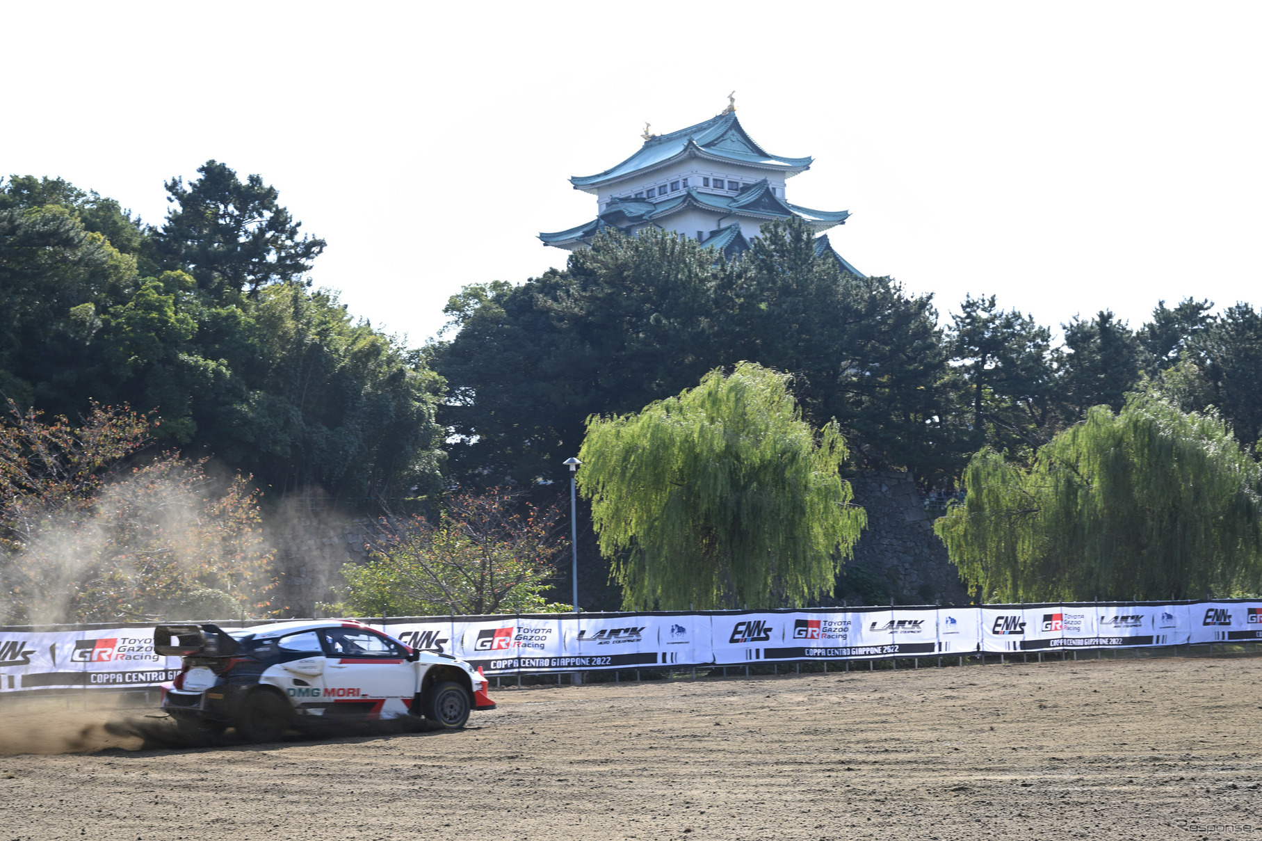 名古屋城を背に疾走するラリーカー