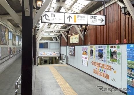 「アドベンチャーエリア」とされるホームには木製の壁面に地下通路にある映画看板が移設される。