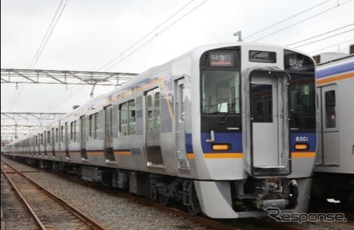車両更新では、約146億円を投じて多言語対応の液晶モニターやバリアフリー設備などを備えた省エネタイプの新造車を投入する計画。写真は8300系。