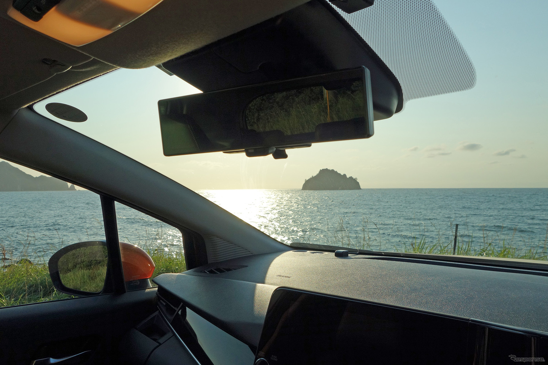 運転席から左サイドに目をやったときの構図。死角が小さく、無用な緊張を強いられない。