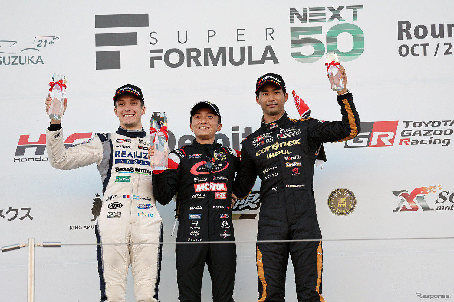 シリーズランキング表彰式。左からランキング2位のサッシャ・フェネストラズ、チャンピオンの野尻智紀、ランキング3位の平川亮