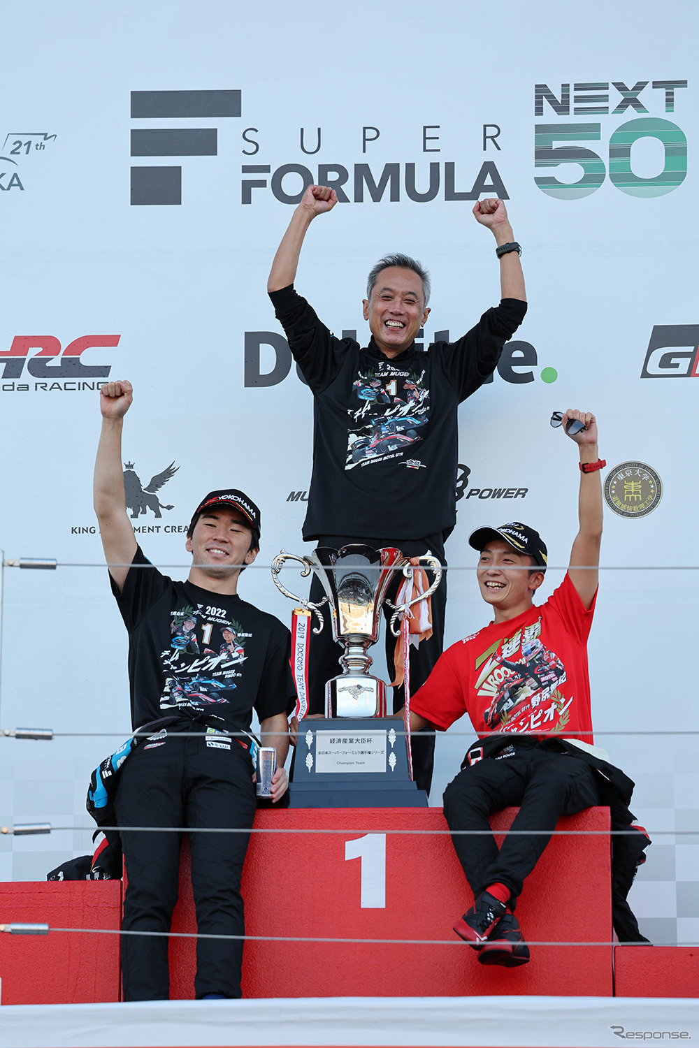 チームスチャンピオン表彰式。TEAM MUGENの(左から)笹原右京、田中洋克監督、野尻智紀