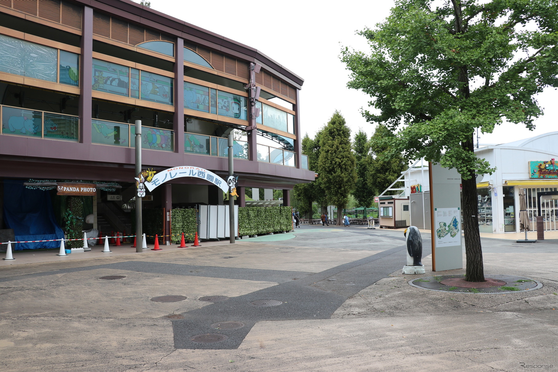 現存の上野動物園モノレール西園駅（休止中）。新駅位置は写真右手を予定している。