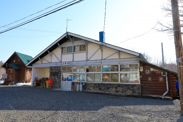 ニセコ～倶知安間にある比羅夫駅。駅舎自体が宿になっている話題の駅だが、国道からかなり離れた秘境駅的存在のため、検討の俎上には載っていない模様。