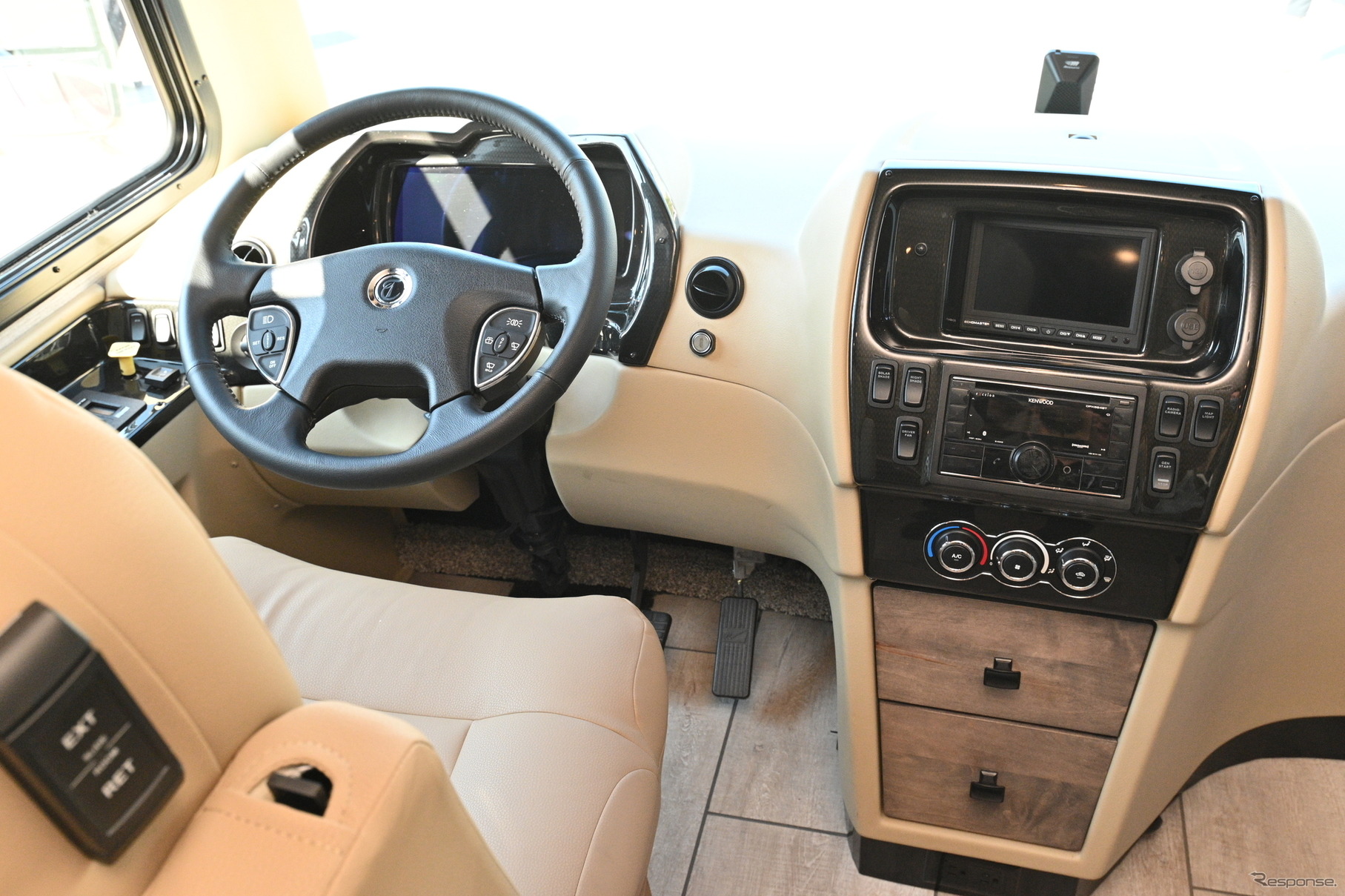 ティフィン「アレグロ ブリーズ33BR」の運転席