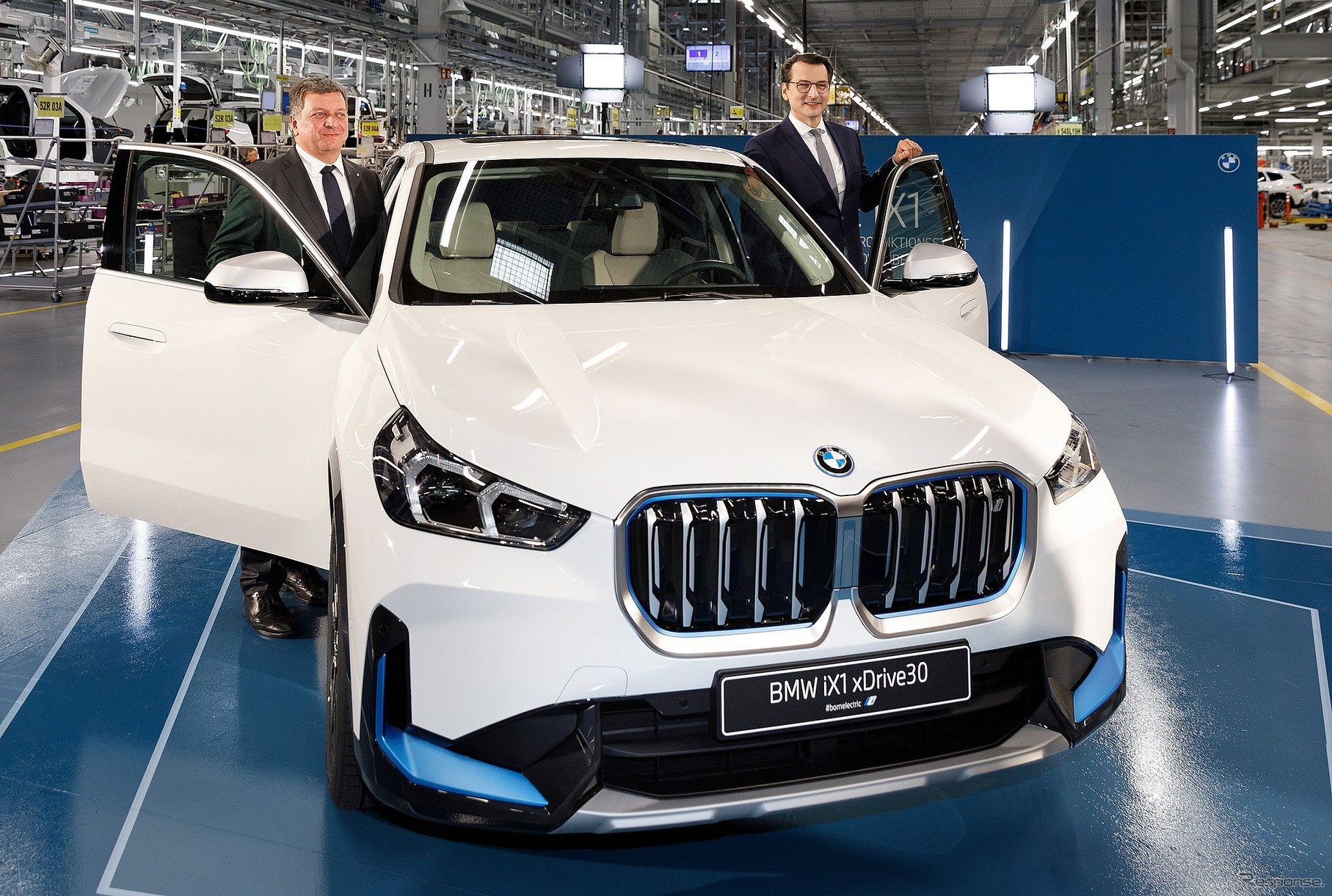 BMWグループのドイツ・レーゲンスブルク工場で生産を開始したBMW iX1