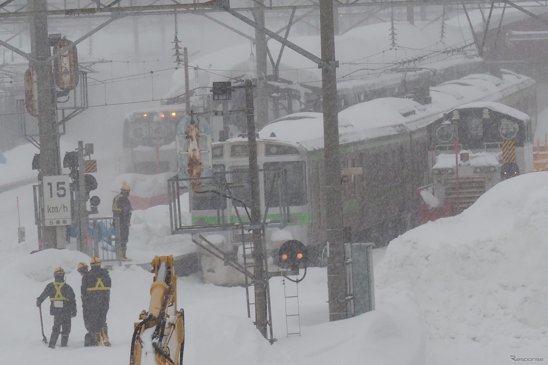 「モロ（排雪モータカ―ロータリー）」と呼ばれる除雪機械と人力による除排雪作業が進められていた函館本線小樽駅構内。小樽駅では1週間近く札幌方面からの列車が発着しない事態に見舞われた。2022年2月22日。