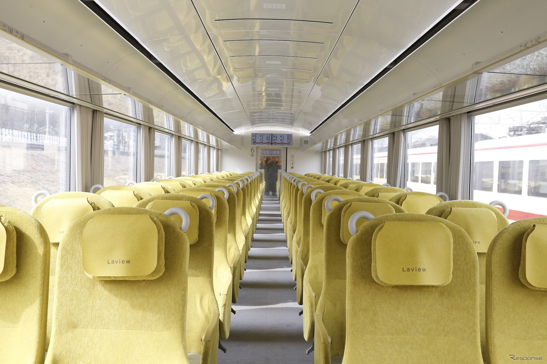 001系『Laview』の車内。