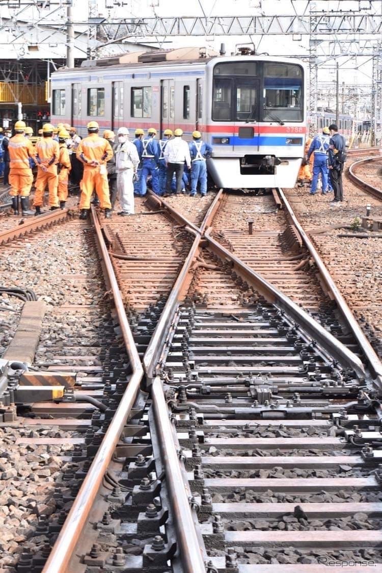 脱線し、2線を支障した3700形3788号。