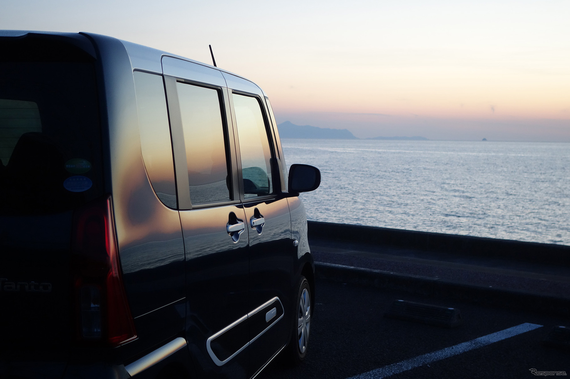 夕日の残照を当てると非常に精密なプレス面であることがわかる。軽自動車のコストでこれだけの板金加工を安定して行うのはすごい。