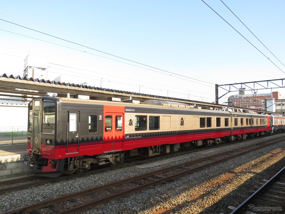 西洋モダンと会津塗りをモチーフにした『フルーティアふくしま』用719系700番台。クシ718-701+クモハ719-701からなる2両編成で、元は1989年に登場した交流専用の近郊型電車だった。