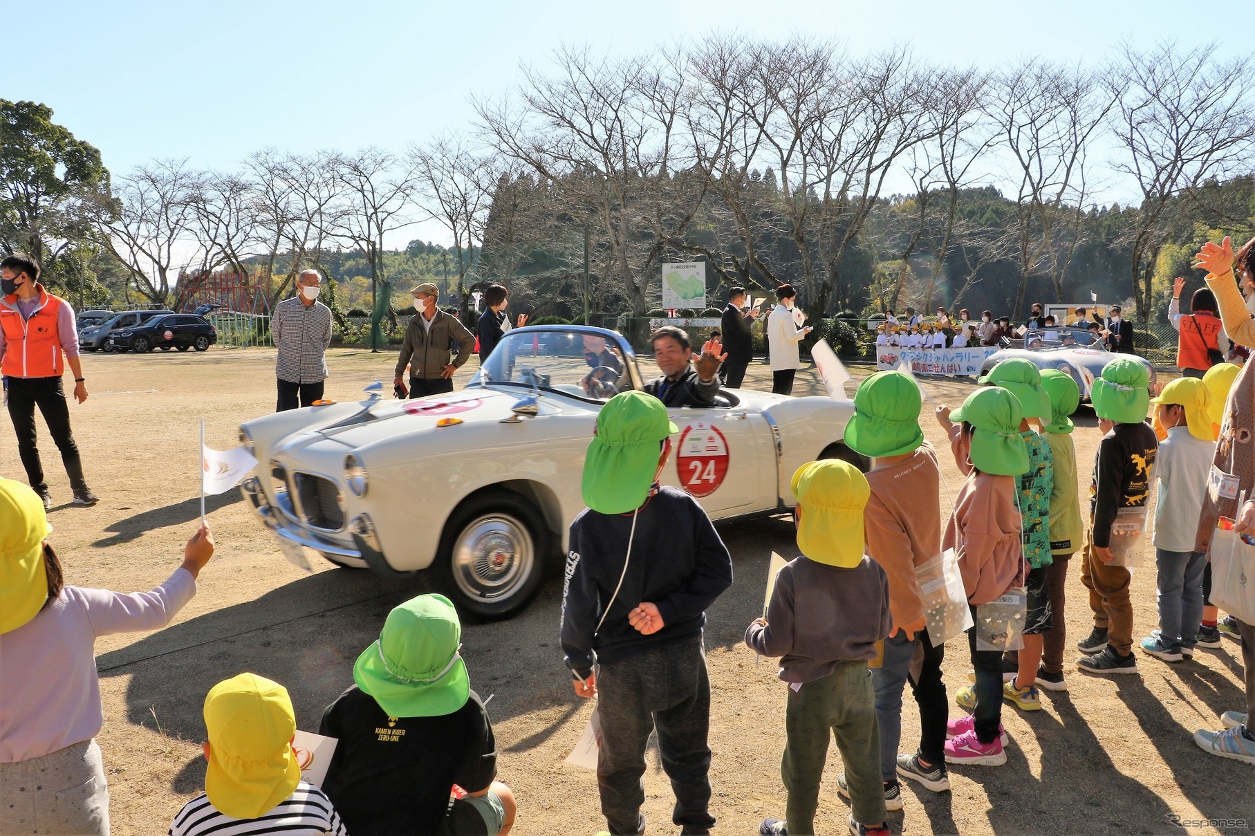 フィアット1100TVトランスフォマービレも山鹿市立平小城小学校の生徒たちに歓迎を受けた
