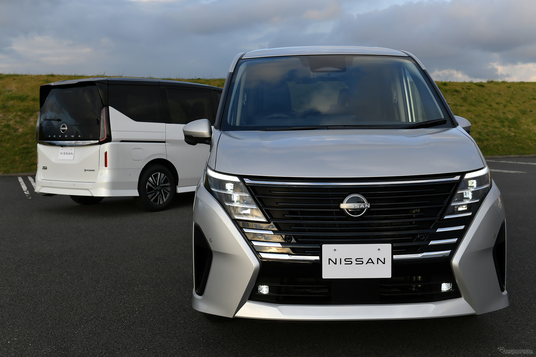 日産 セレナ 新型。ハイウェイスターV（奥）とLUXION（手前）