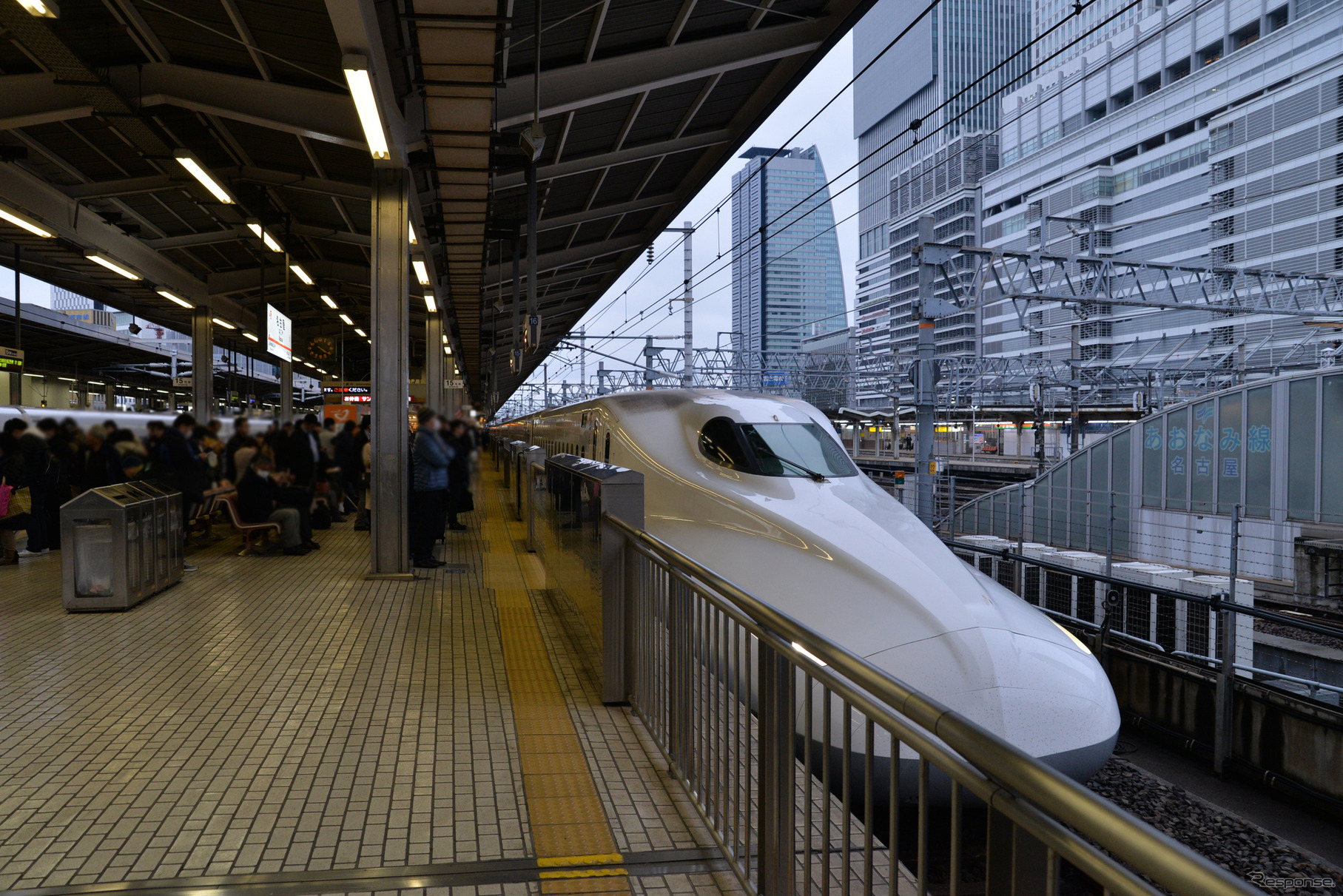 東海道新幹線名古屋駅ホーム。