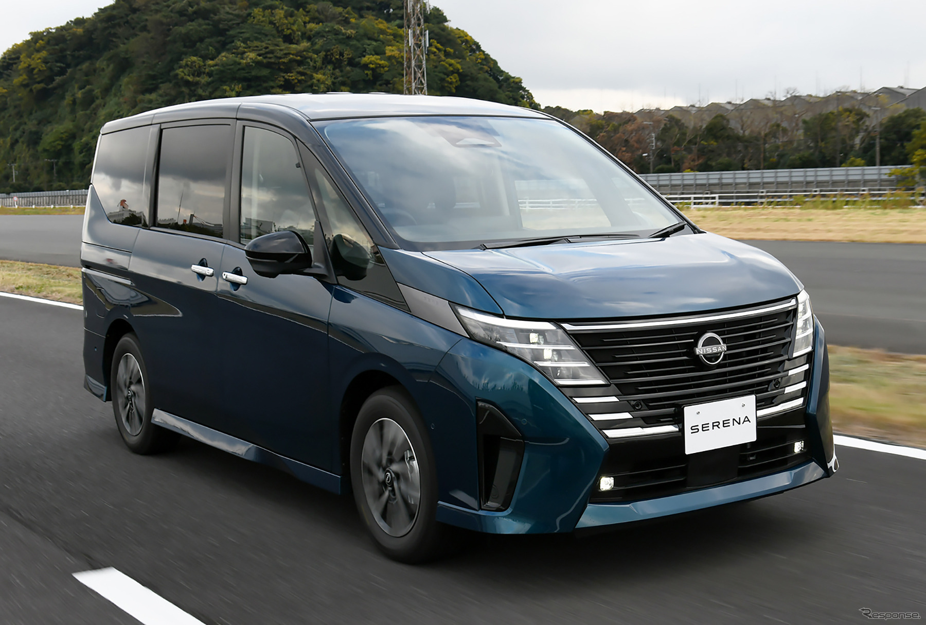 日産 セレナ 新型（e-POWER LUXION）