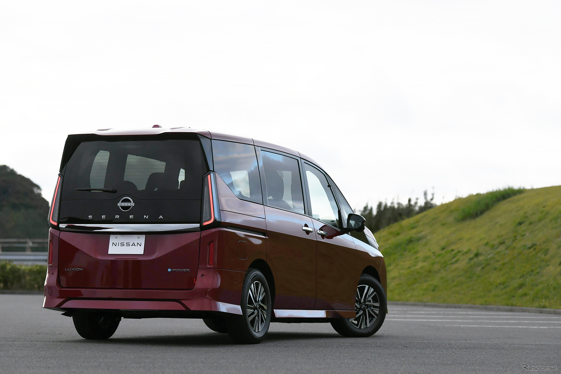 日産 セレナ LUXION e-POWER