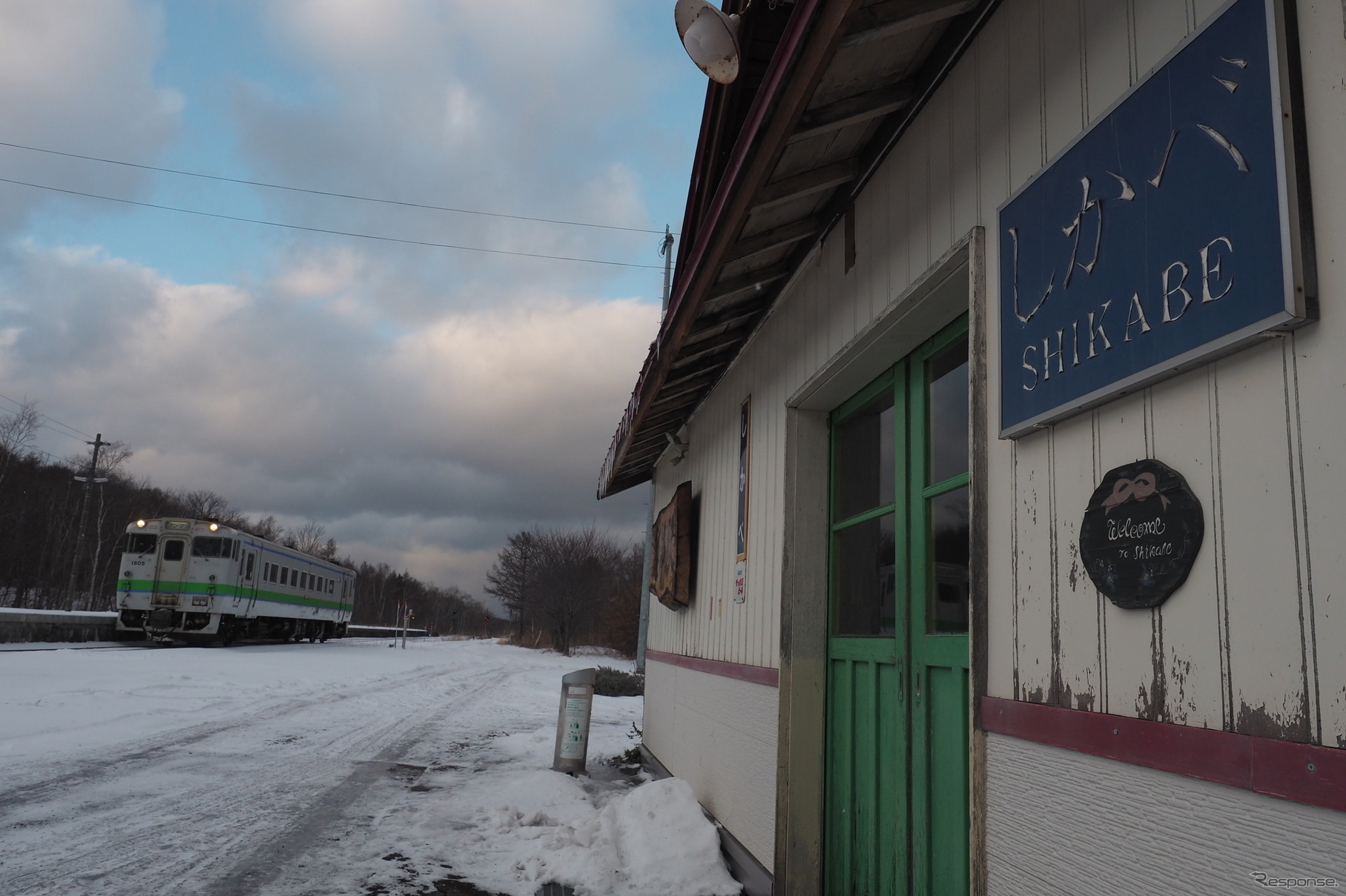 函館本線鹿部駅。貨物列車は上りのみが通過する。