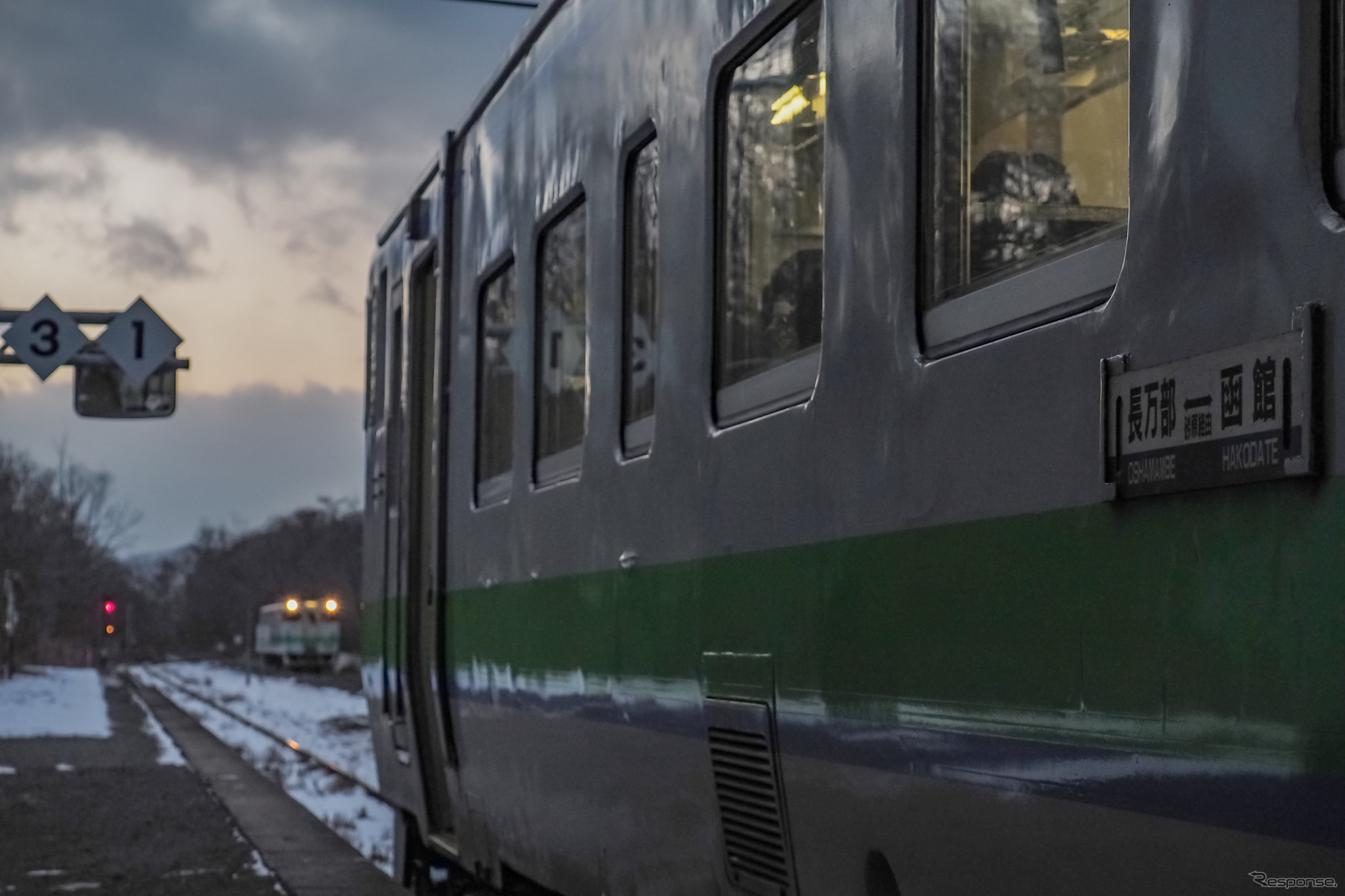 函館本線掛澗駅での列車交換。