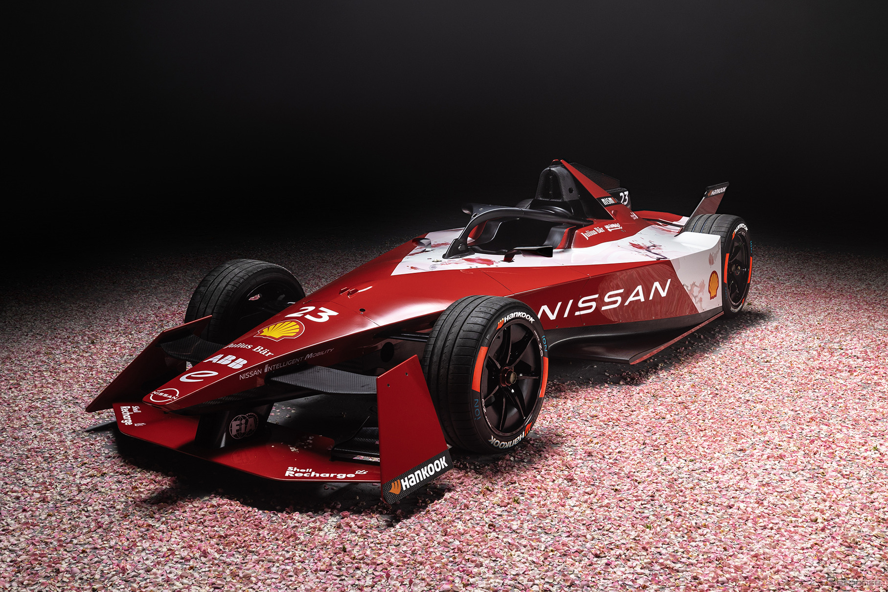 桜のデザインを取り入れた日産のフォーミュラEマシン「NISSAN e-4ORCE 04」