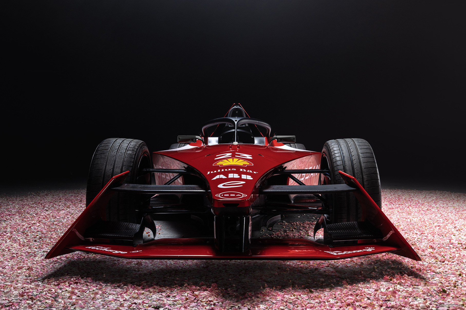 桜のデザインを取り入れた日産のフォーミュラEマシン「NISSAN e-4ORCE 04」