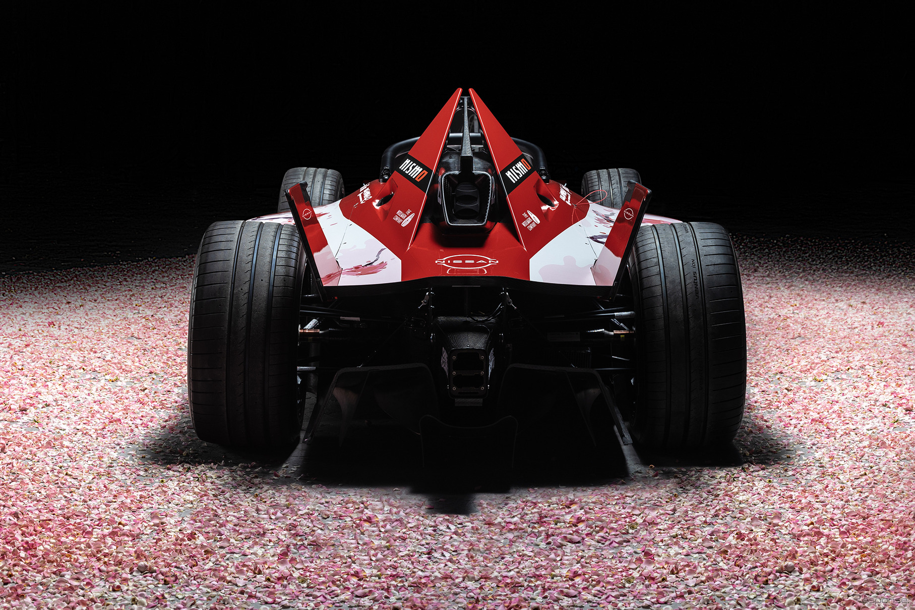 桜のデザインを取り入れた日産のフォーミュラEマシン「NISSAN e-4ORCE 04」
