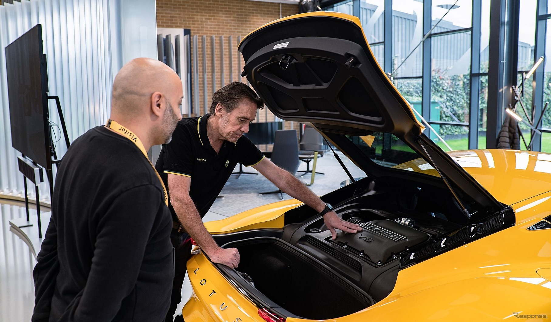 ロータスカーズが英国本社で新車を直接納車する新プログラム「ファクトリー・コレクション」を開始し最初の1台としてエミーラの発売記念モデル「V6ファーストエディション」を顧客に引き渡し