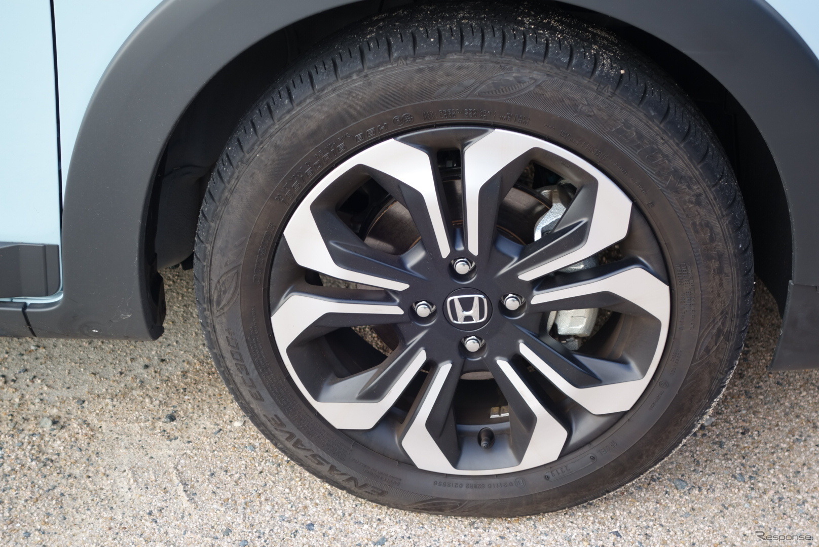 185/60R16サイズのダンロップ「エナセーブEC300+」。エコタイヤを非常に上手く履きこなしており、乗り心地は上々だった。