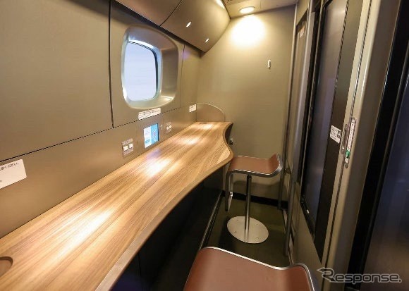 『のぞみ』に設置されるN700Sのビジネスブース。今回の改正では下り15・35・59号、上り10・34・62号が対象となる。これらは車椅子スペースを6席設けたN700Sで運行される。