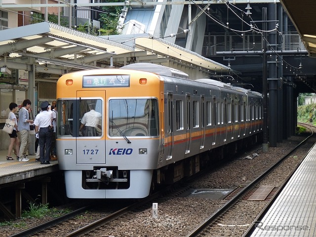 井の頭線では平日の初電～8時台も減便され、8時台はおおむね2～3分間隔の運行に。平日夜は19時台がおおむね3分、20・21時台がおおむね4分間隔に。22時以降は平日・土休日ともおおむね5分間隔となる。