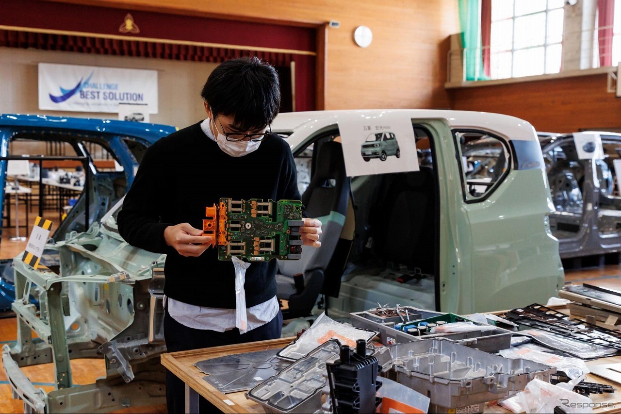 展示部品は手に取ってさまざまな角度から見ることができる