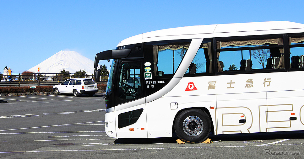 西武系列の路線バスが行き来する新生「森の駅 箱根十国峠」（Mt FUJI VIEW PARKING）に富士急バスの姿…