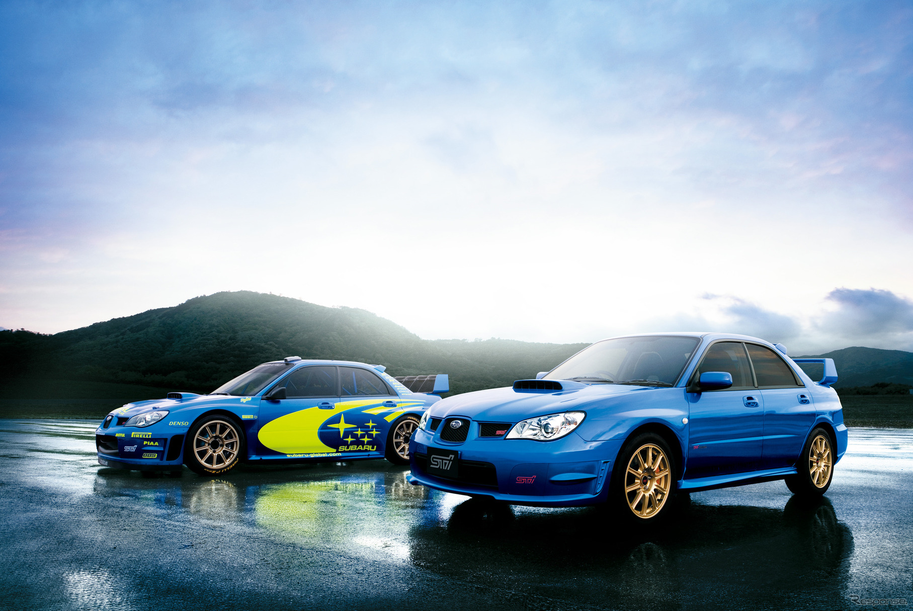 スバル インプレッサWRC2006 プロトタイプ（左）／ セダン WRX STI（右：2代目、2006／BBS製鍛造17インチアルミホイールはメーカー装着オプション）