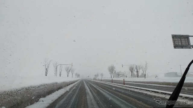 雪の高速道路