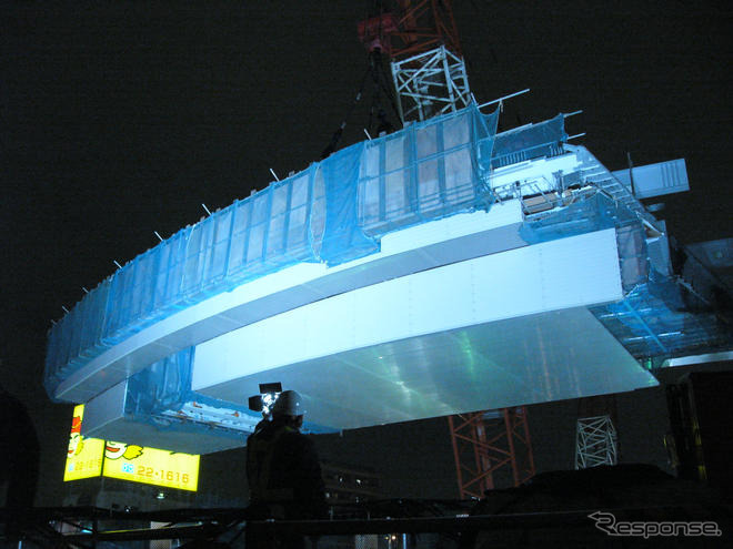 ［写真蔵］まるで宇宙戦艦?! 大規模クレーン架設工事…首都高大橋JCT