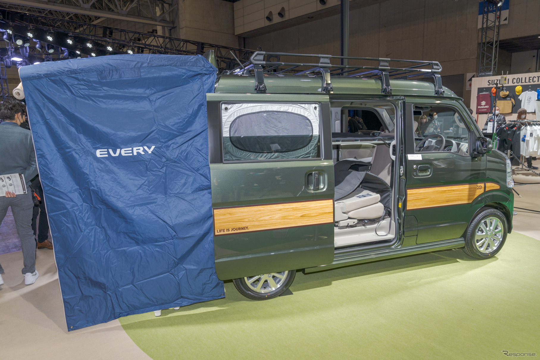 エブリイワゴン純正オプションのカーテン＆タープキットを車体後方に装備。