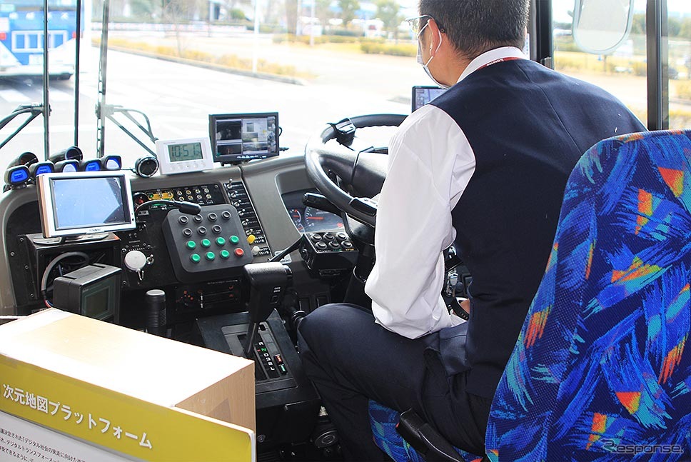 埼玉工業大学の自動運転バスを操る京成バスのドライバー（千葉・幕張新都心 1月22日）