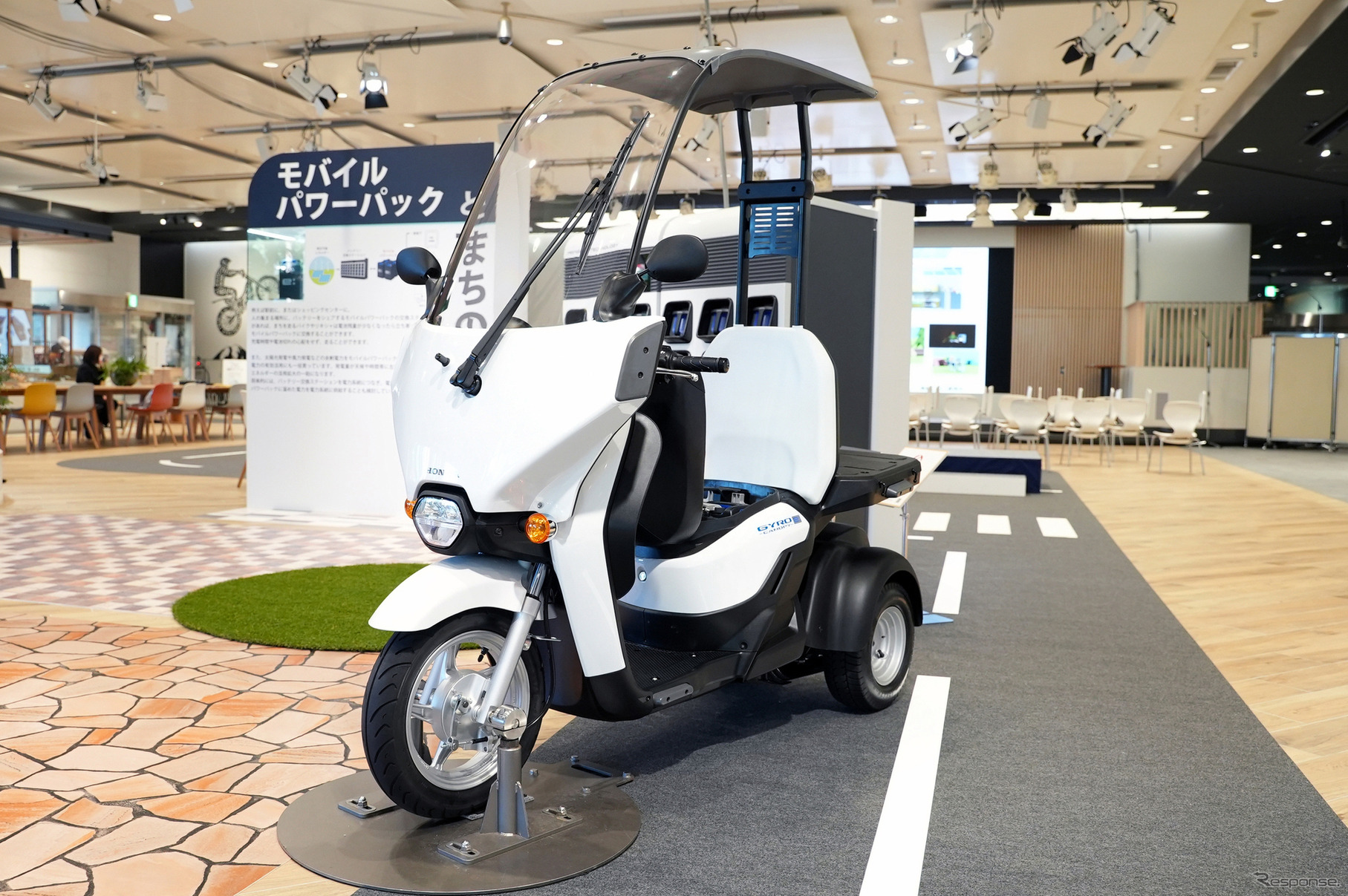 三輪かつスイングしない大型低床荷台で重量物やかさばる荷物の配送に適した『GYRO e：』