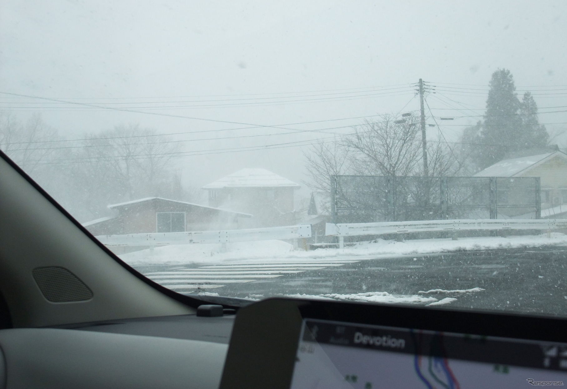 雪が強まってきた。気温は氷点下であっという間に積もるだろう。