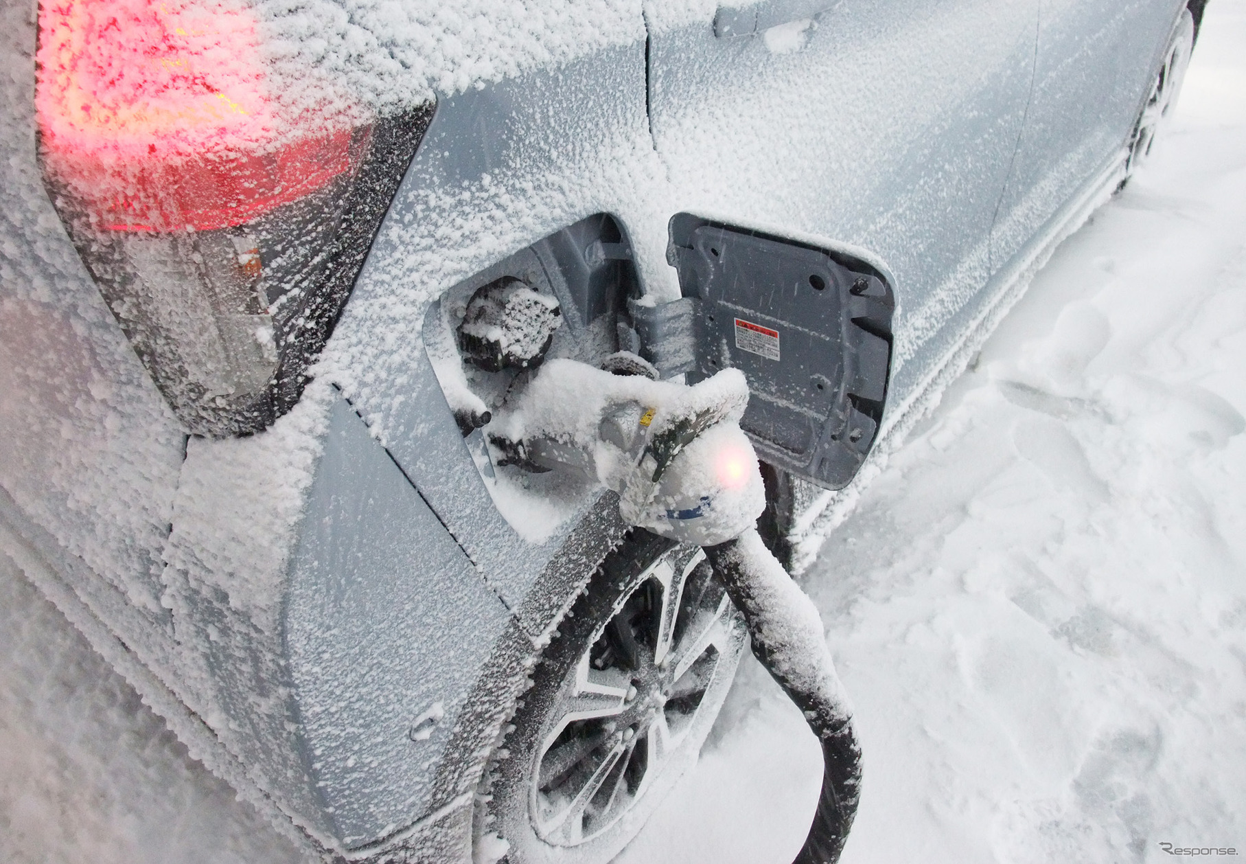 充電口やプラグにあっという間に雪が付着していく。