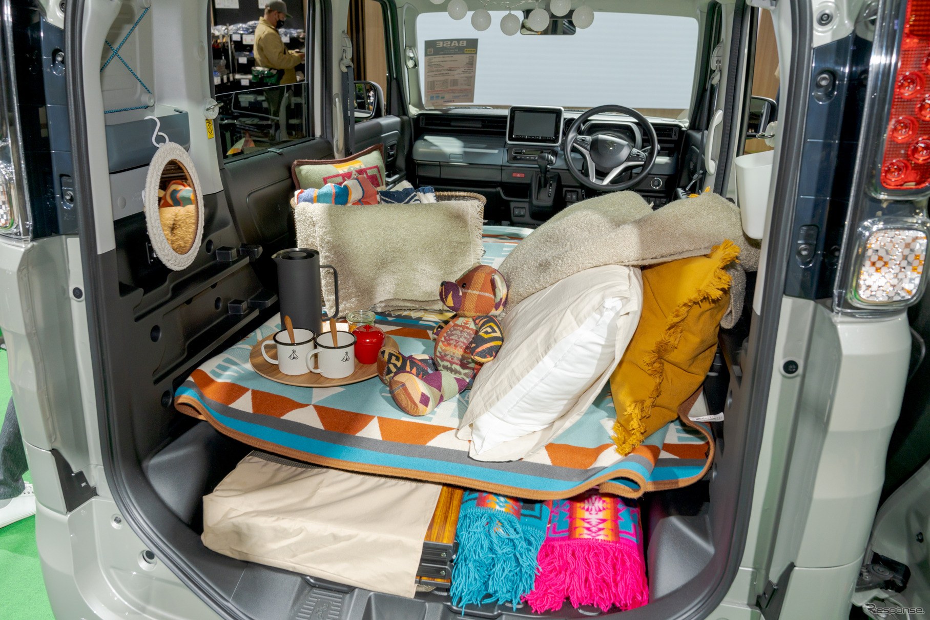 車中泊仕様だが、クッションや毛布などのアイテムはメンバーが選んだもの（東京オートサロン2023）