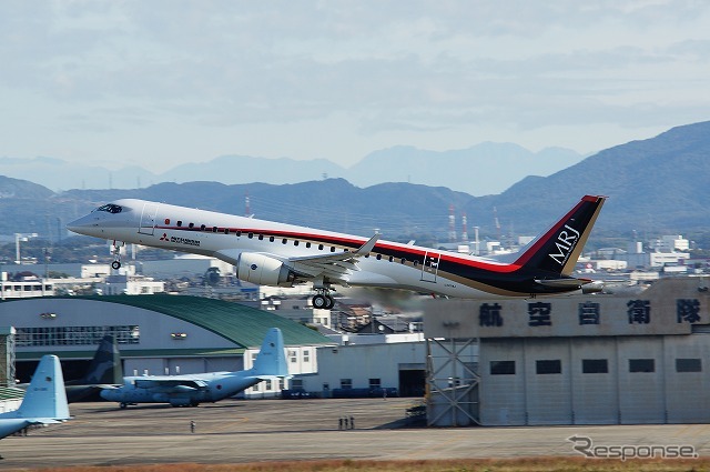 三菱MRJの初飛行（2015年11月11日、小牧空港）。スムーズな上昇だった。
