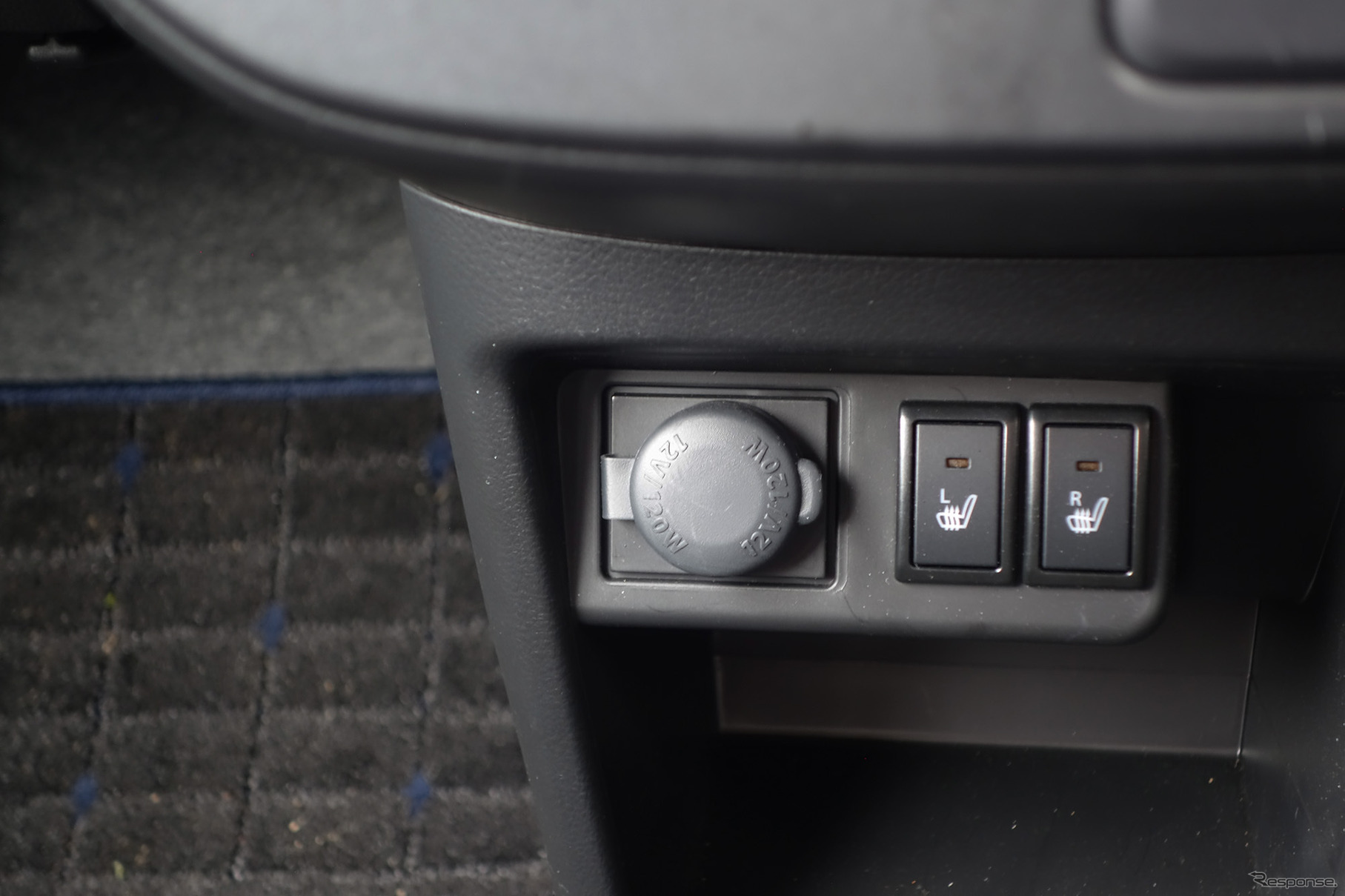 HYBRID Xには前席シートヒーターが標準装備。