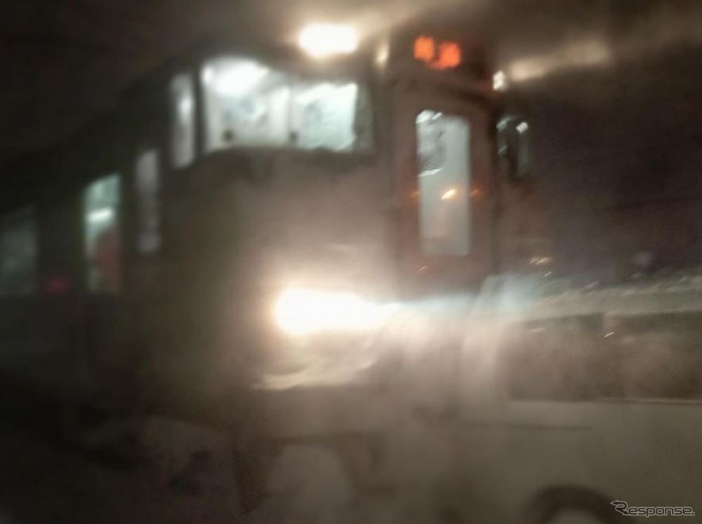 1月25日19時15分頃、札沼線（学園都市線）拓北～篠路間の大野地街道踏切付近で発生した上り普通列車と乗用車の接触事故。