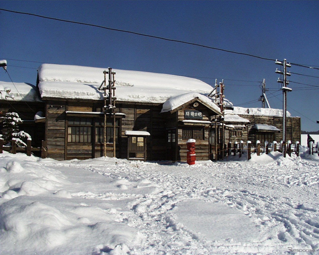 4月1日で廃駅となる沼田町内の留萌本線恵比島駅。NHK朝の連続ドラマで「明日萌駅」として知られ、ロケ当時のセットのまま残されている。1999年12月18日。