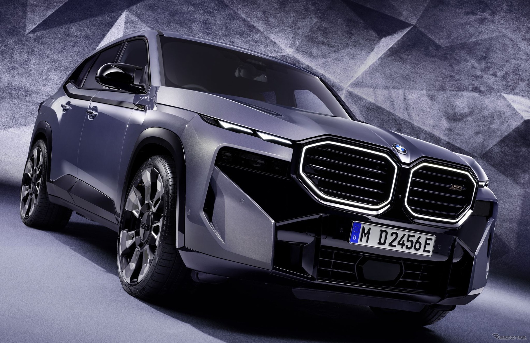 BMW XM の「BMWインディビジュアル」の特別塗装車