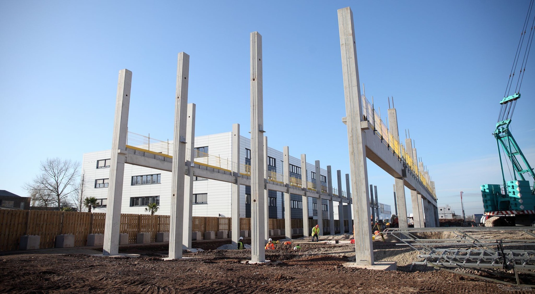 ベントレー初のEVの生産に向けた新施設の建設現場