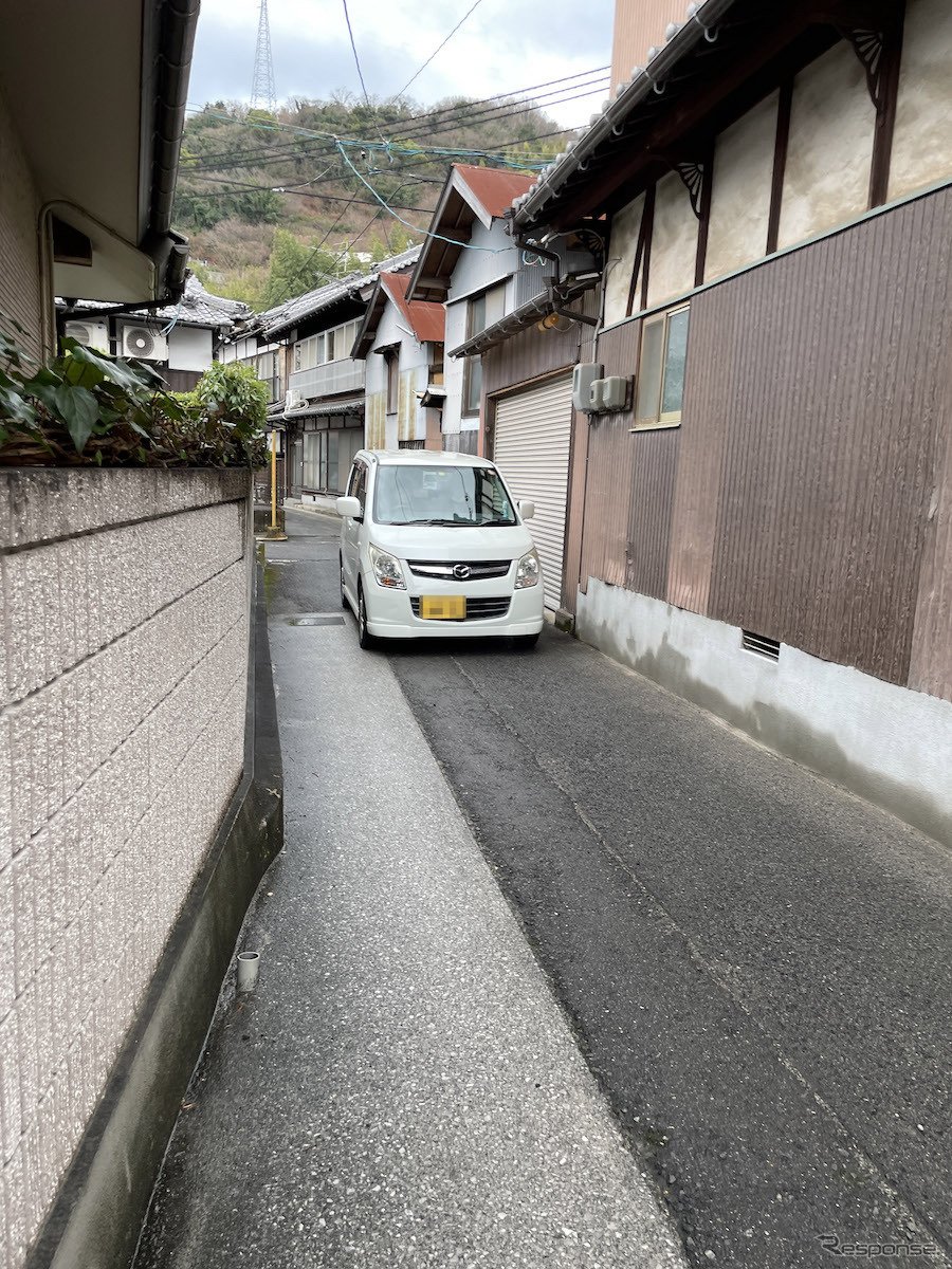 軽自動車でもギリギリな細い坂道が続く呉の市街地。ミニマムモビリティの発想の原点となった風景。