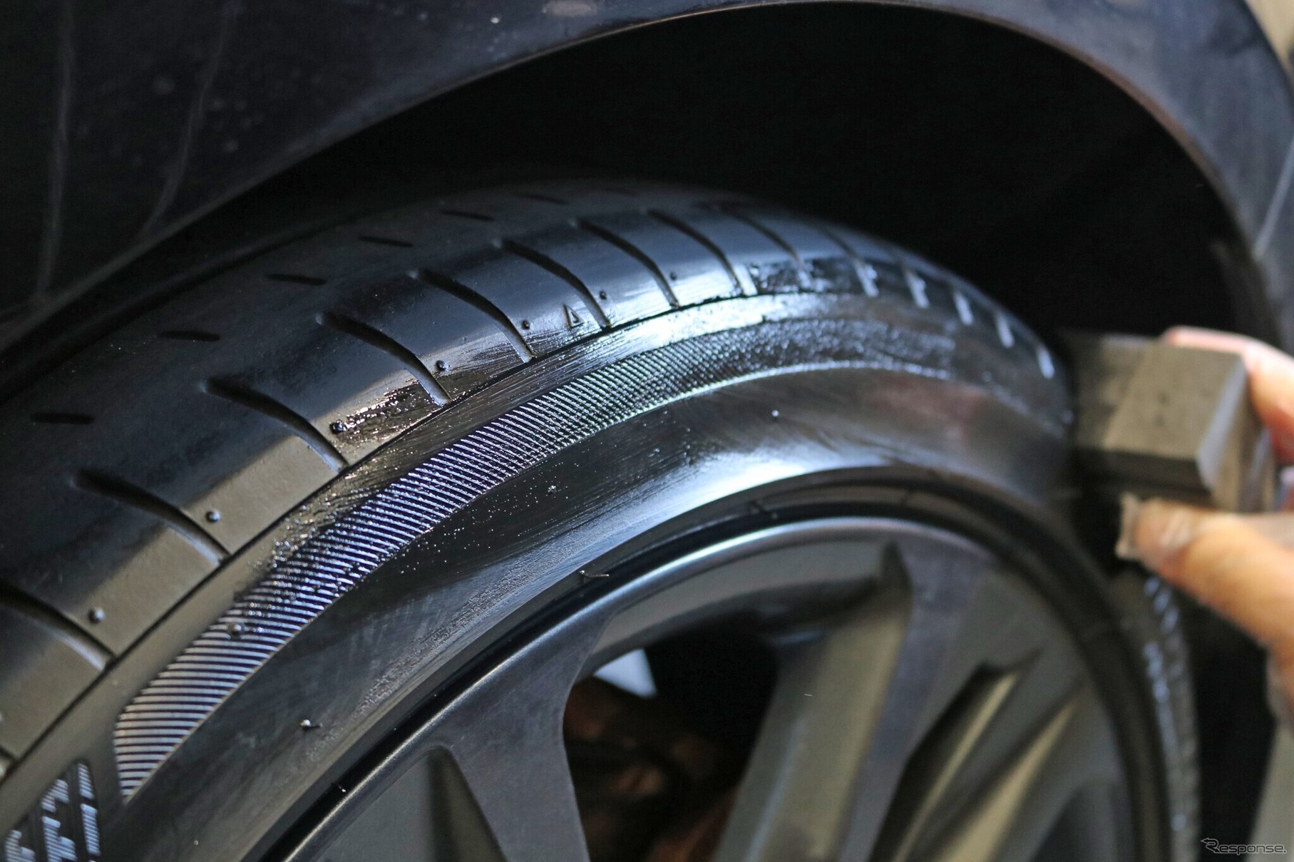 自然な黒さを実現する着色成分が入っている