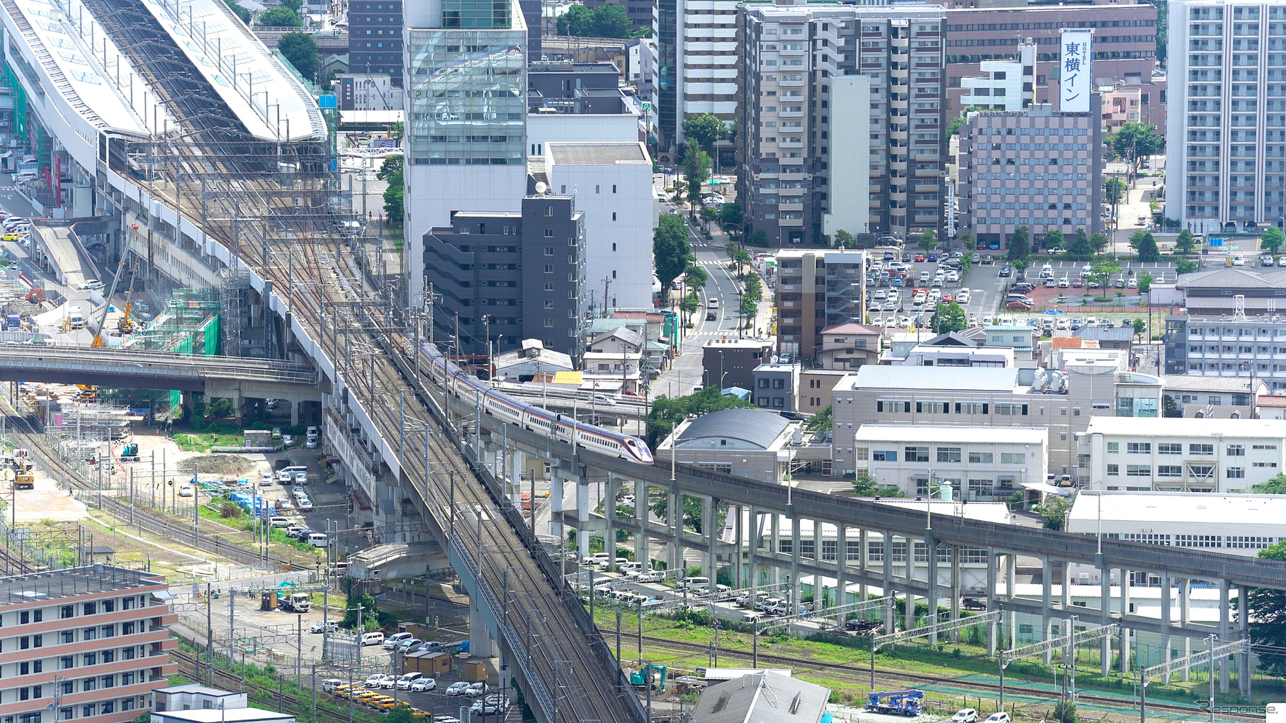 福島駅の下りアプロ―チ線を行く山形新幹線『つばさ』。